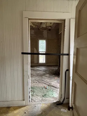 a view of empty room with window
