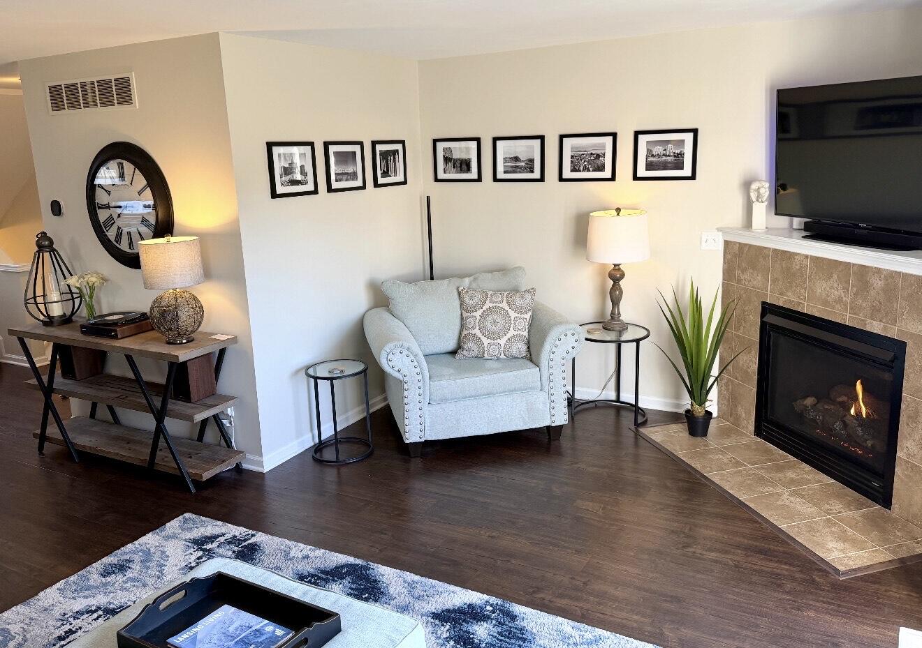 631 Nantucket Drive Lansing, MI 48906 - Photo 6 of 38 living room 4