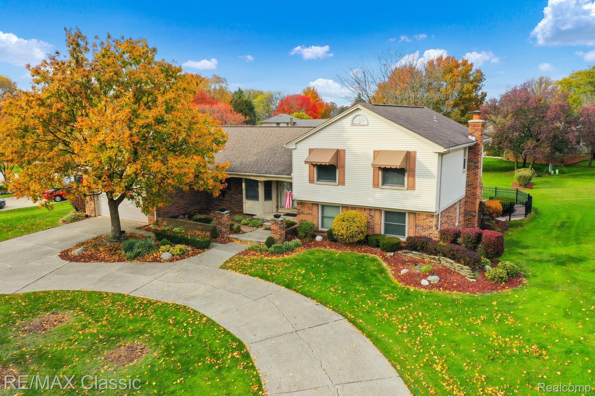 35152 Banbury Road Livonia, MI 48152 - Photo 1 of 33 Warm Quad level home