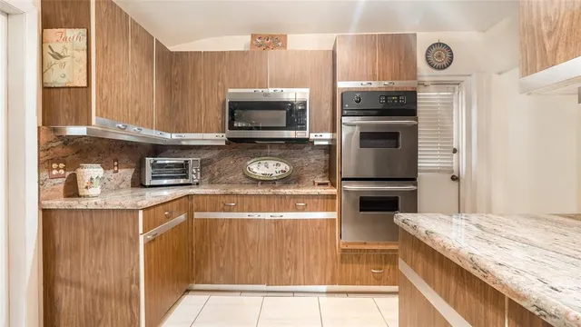 a view of a house with backyard and a tree