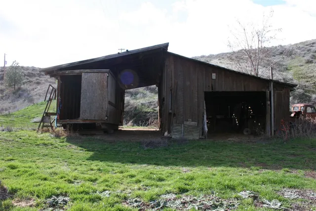 a view of a backyard