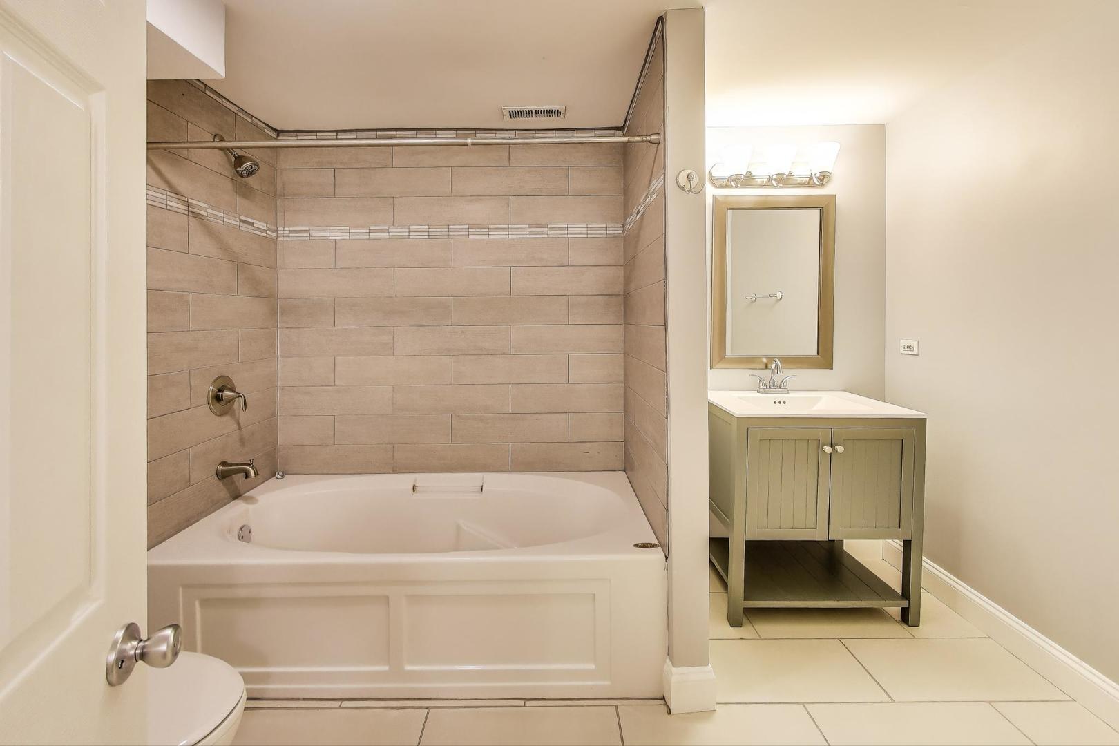 7730 North Paulina Street, Unit 1 Chicago, IL 60626 - Photo 47 of 59 a bathroom with a bathtub and a sink