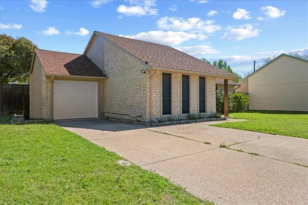 a front view of house with yard