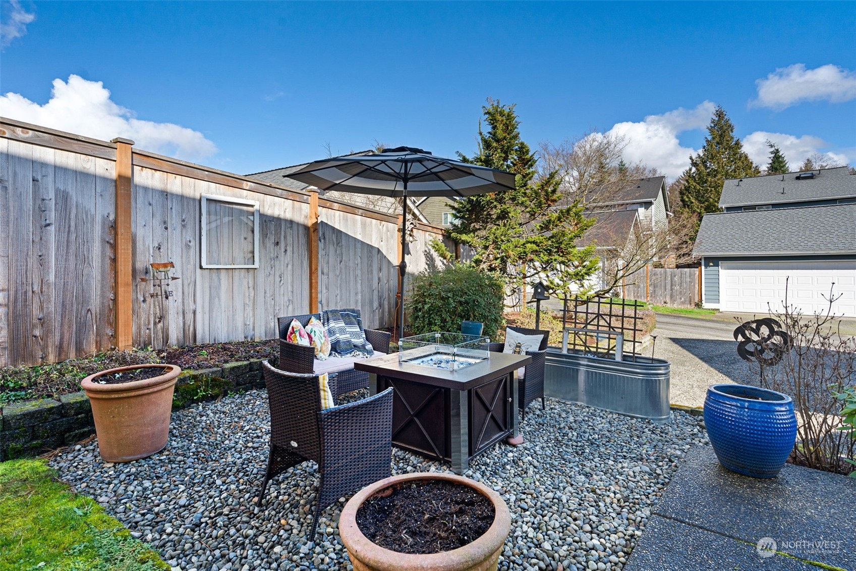 16887 Copper Mountain Road Southeast Monroe, WA 98272 - Photo 27 of 34 a table and chairs in a patio