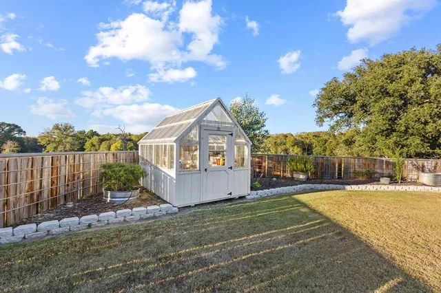 a view of a backyard