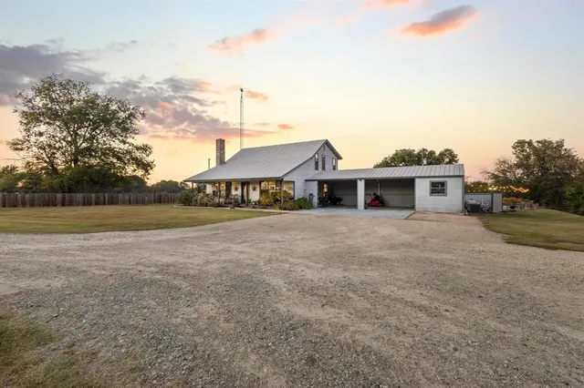 $945,000 | 2709 County Road 16500, Deport, TX 75435