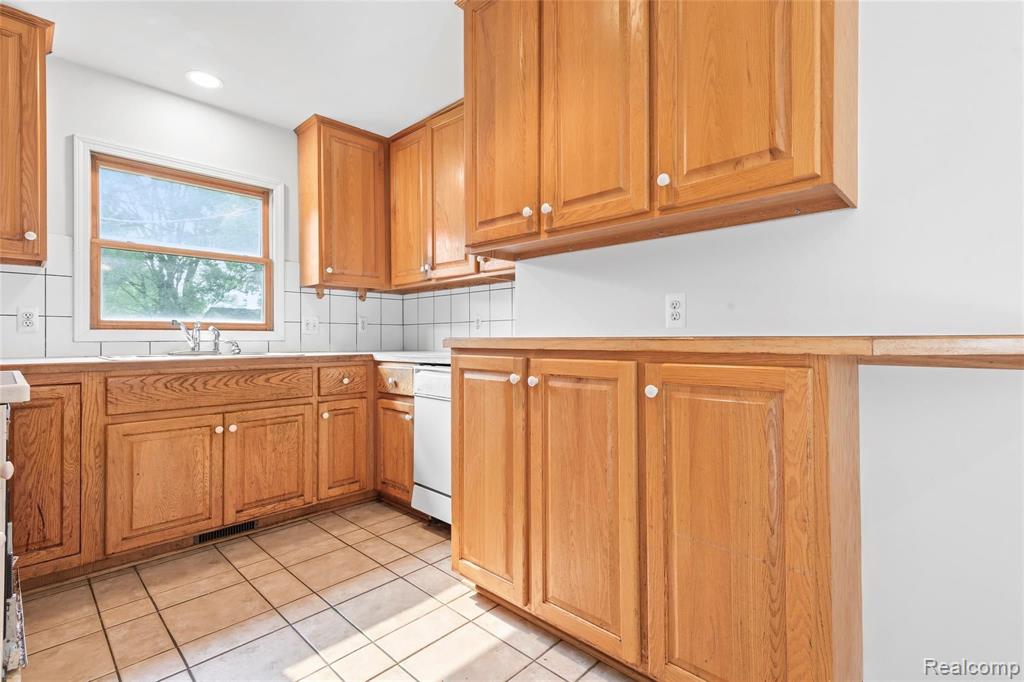 2976 Melvin Avenue Rochester Hills, MI 48307 - Photo 12 of 32