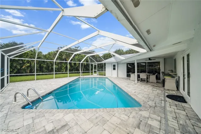 a view of a backyard