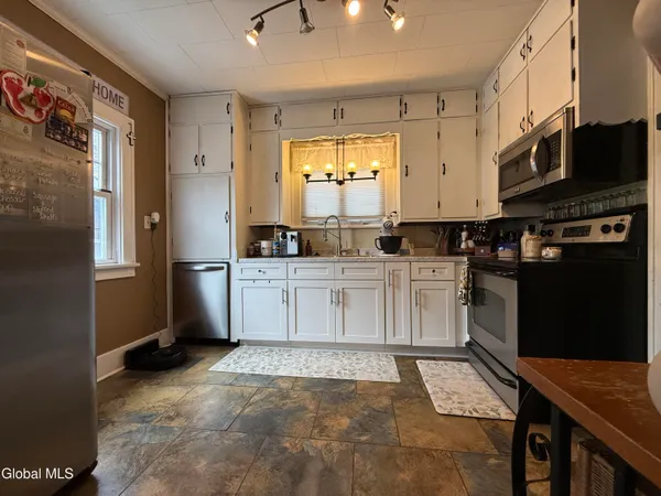 $2,200 | 21 Baker Street, Gloversville, NY 12078