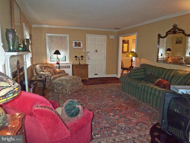 917 Ashbourne Road Cheltenham, PA 19012 - Photo 5 of 25 Living Room