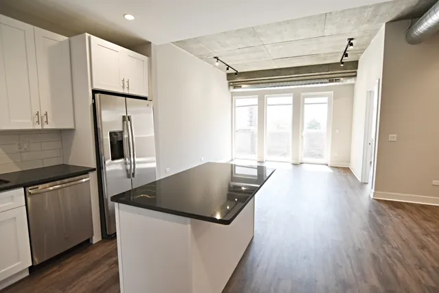 $3,100 | 3833 North Broadway, Unit 409, Chicago, IL 60613
