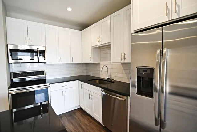 $3,100 | 3833 North Broadway, Unit 409, Chicago, IL 60613