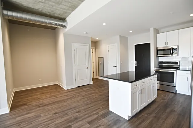 $3,100 | 3833 North Broadway, Unit 409, Chicago, IL 60613