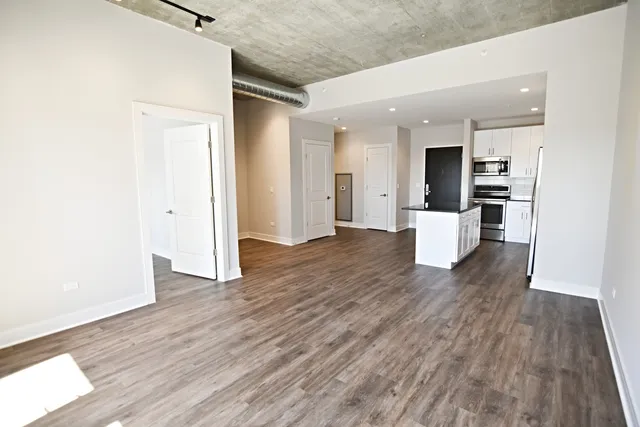 $3,100 | 3833 North Broadway, Unit 409, Chicago, IL 60613