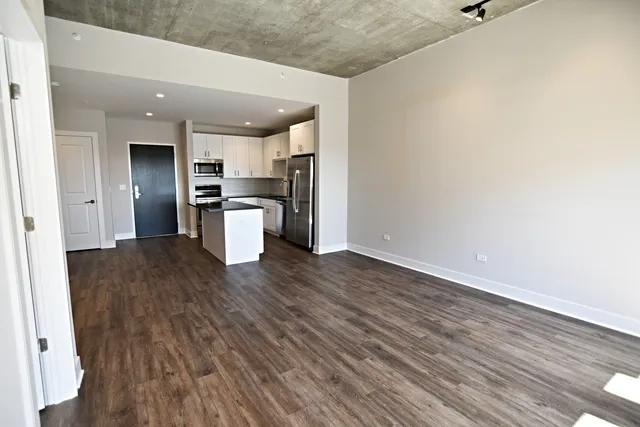 $3,100 | 3833 North Broadway, Unit 409, Chicago, IL 60613