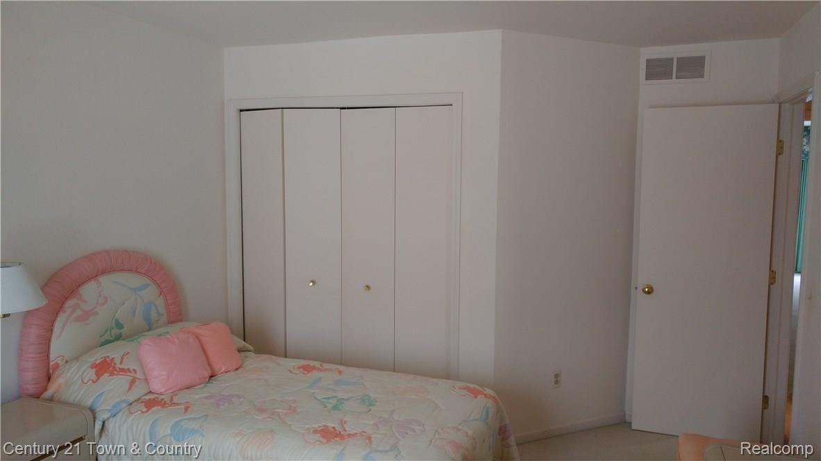 3280 Fairgrove Terrace Rochester, MI 48309 - Photo 5 of 36 20180129_153526_Burst01.jpg