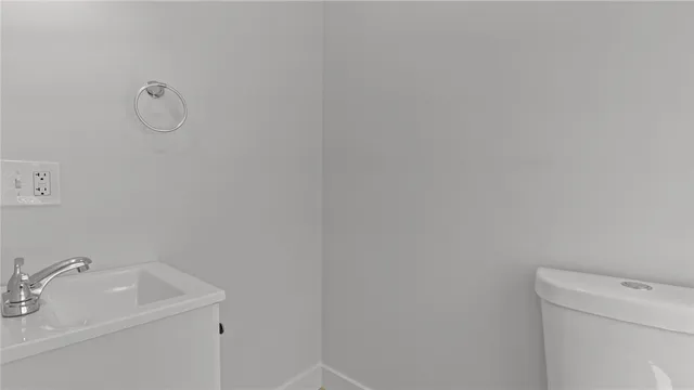 $2,850 | 2958 East Main Road, Portsmouth, RI 02871