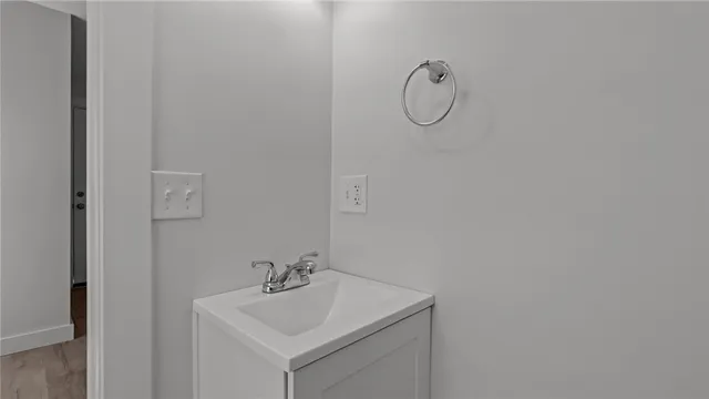 $2,850 | 2958 East Main Road, Portsmouth, RI 02871