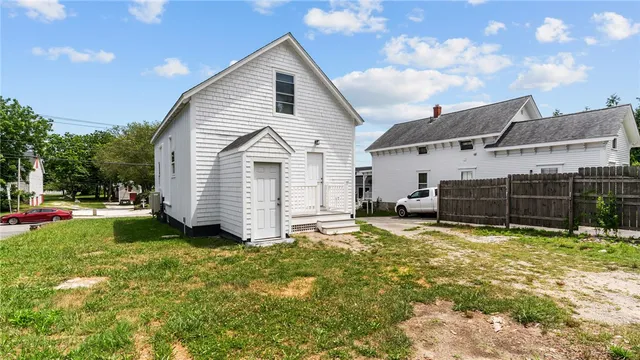 $2,850 | 2958 East Main Road, Portsmouth, RI 02871