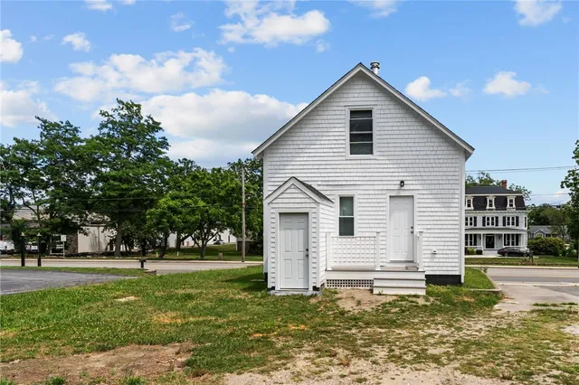 $2,850 | 2958 East Main Road, Portsmouth, RI 02871