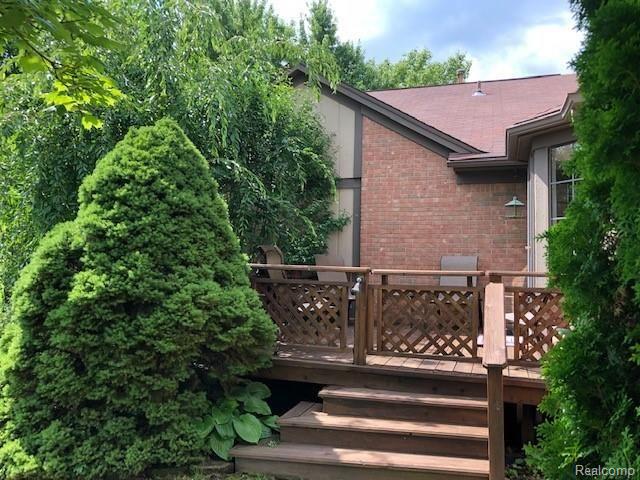 356 Meadow Bridge Drive Rochester, MI 48307 - Photo 4 of 30 Very Private Deck
