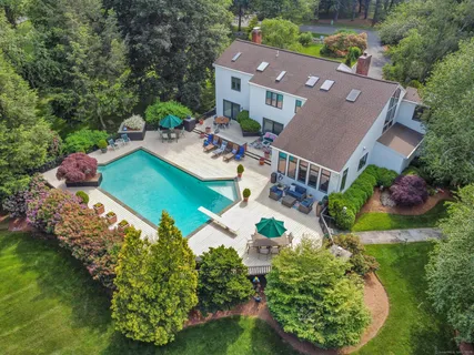 $1,599,000 | 8 Hedgerow Common, Weston, CT 06883