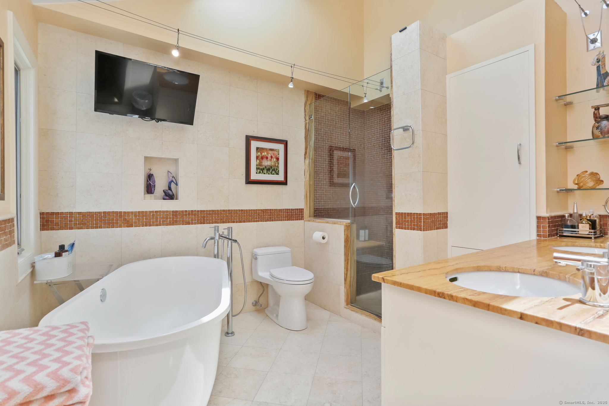 8 Hedgerow Common Weston, CT 06883 - Photo 22 of 37