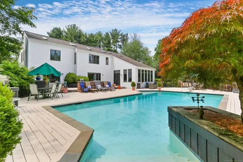 $1,599,000 | 8 Hedgerow Common, Weston, CT 06883