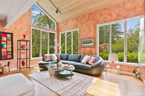 $1,599,000 | 8 Hedgerow Common, Weston, CT 06883