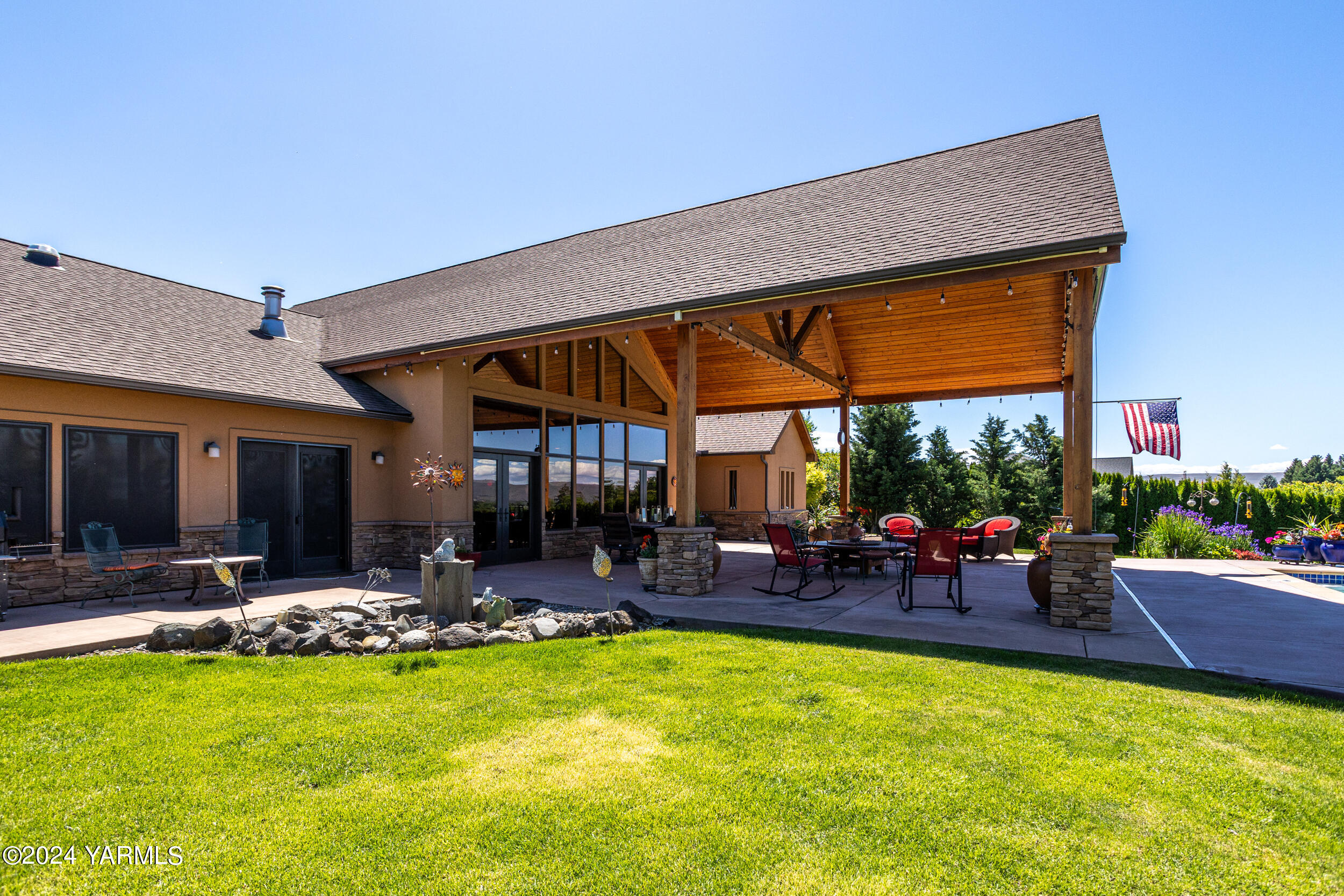 5498 Norman Road Yakima, WA 98901 - Photo 54 of 70 a view of an chairs and tables in the patio