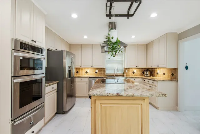 $1,330,000 | 354 Tealwood Drive, Houston, TX 77024