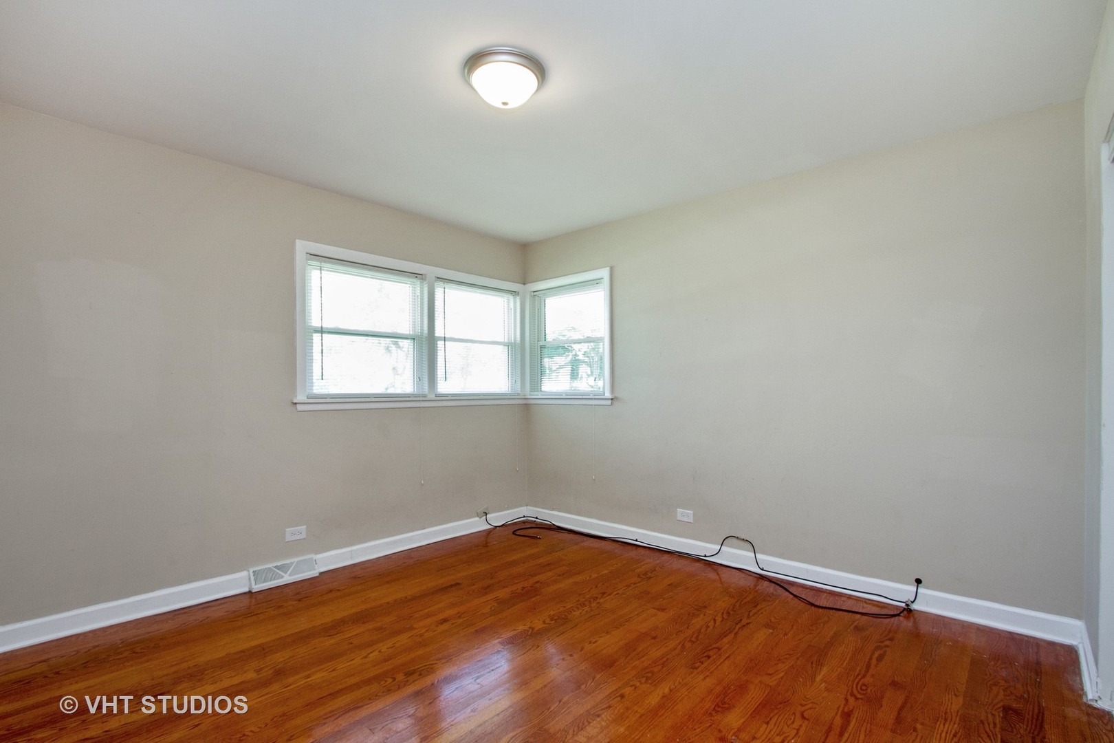 1008 Braemar Road Flossmoor, IL 60422 - Photo 8 of 10 an empty room with wooden floor and windows