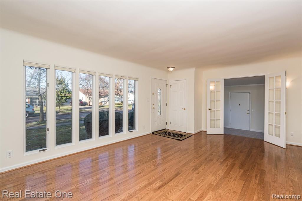 1216 Sycamore Drive Rochester, MI 48307 - Photo 2 of 31