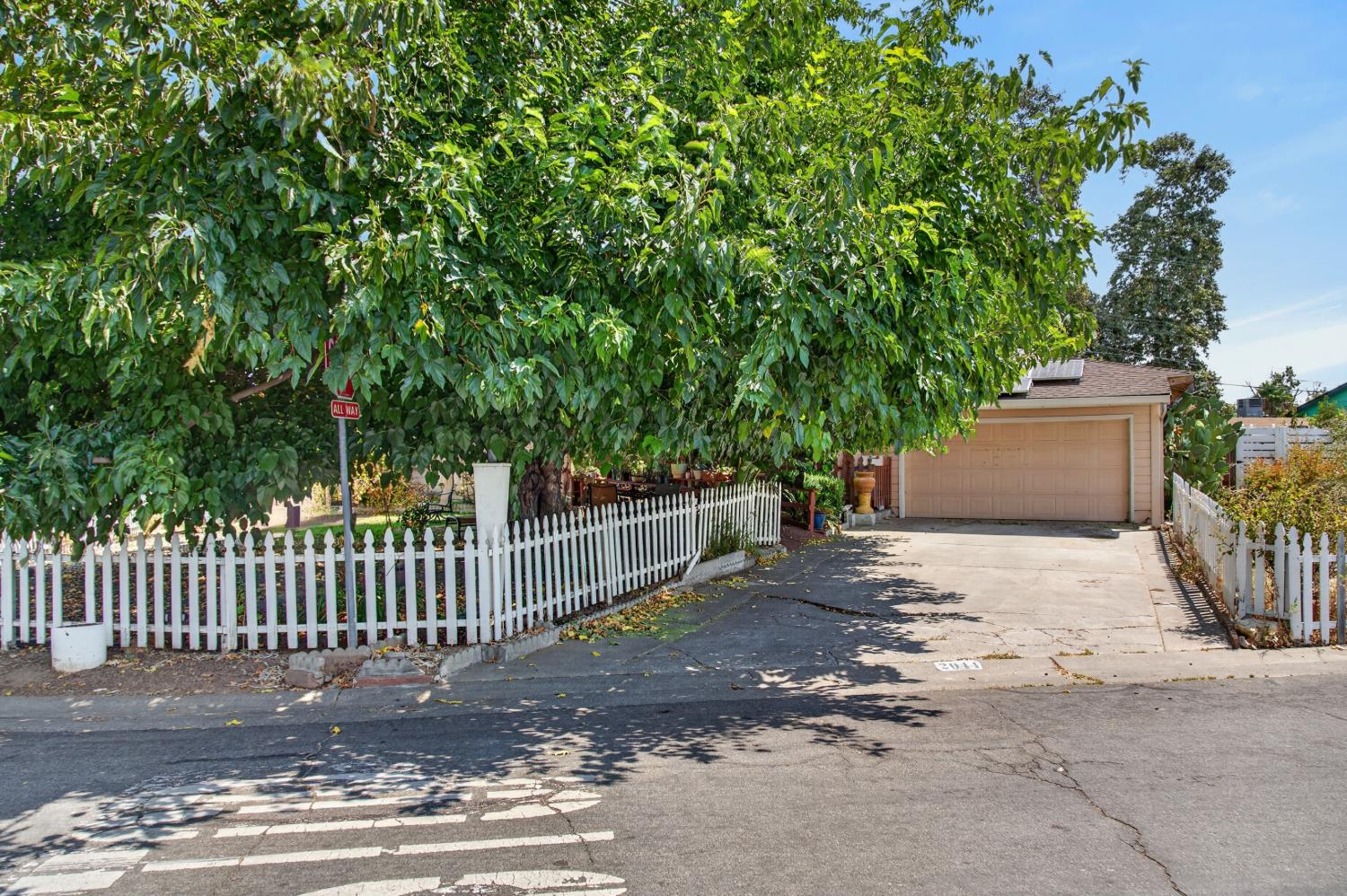 2044 Middleberry Road Sacramento, CA 95815 - Photo 1 of 1 Gallery Image 1