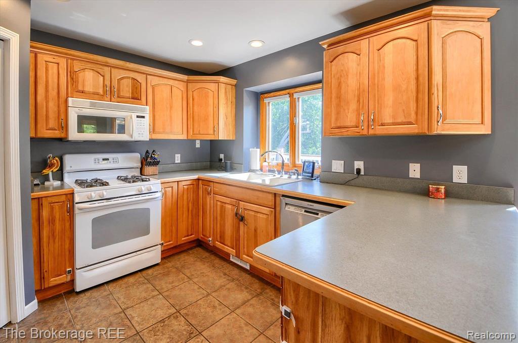 8535 Ridge Road Goodrich, MI 48438 - Photo 10 of 35