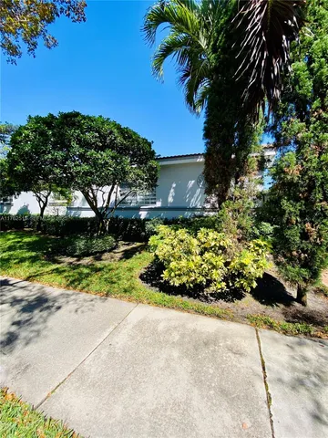 a view of a house with backyard
