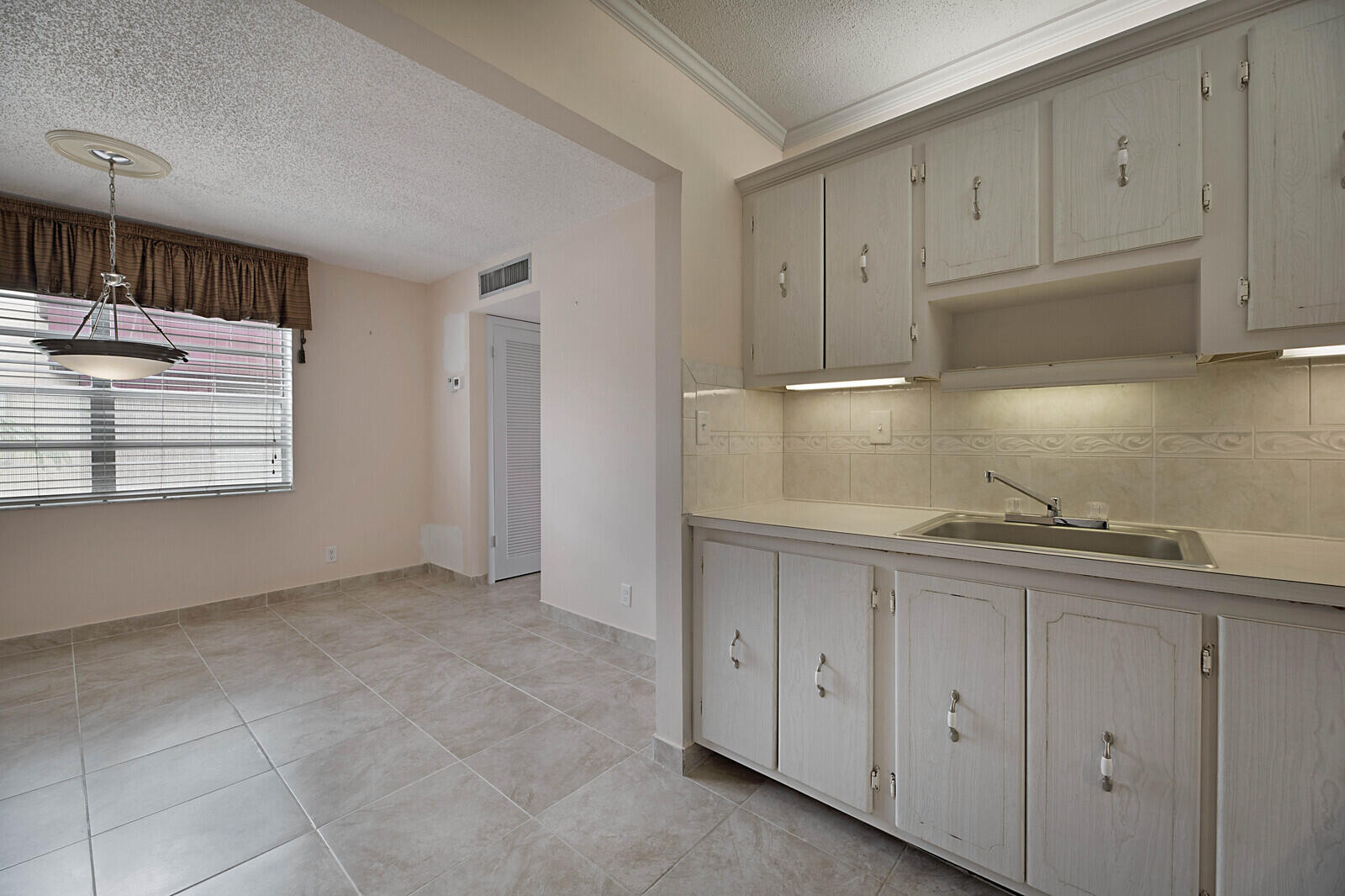 617 Flanders North Delray Beach, FL 33484 - Photo 10 of 22 09_617_Flanders_M9_mls