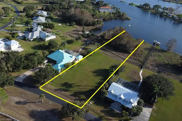 an aerial view of a tennis court