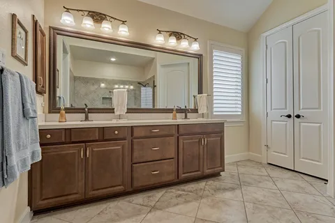 $619,000 | 11 South Sandbells Park Lane, Montgomery, TX 77316