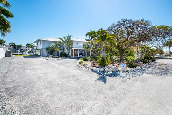a view of a kitchen and dining room