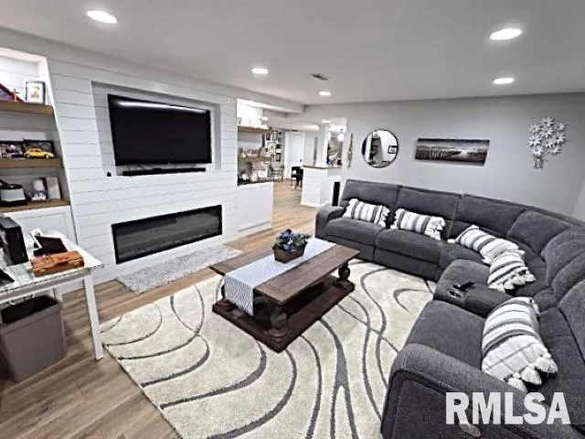 $385,000 | 2004 North Woods Place, Mount Vernon, IL 62864