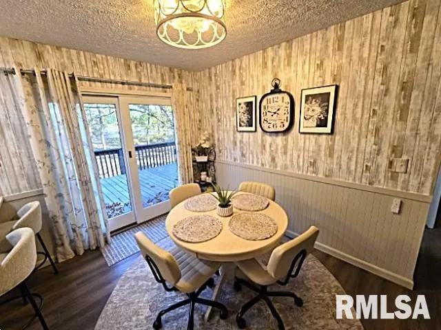 $385,000 | 2004 North Woods Place, Mount Vernon, IL 62864