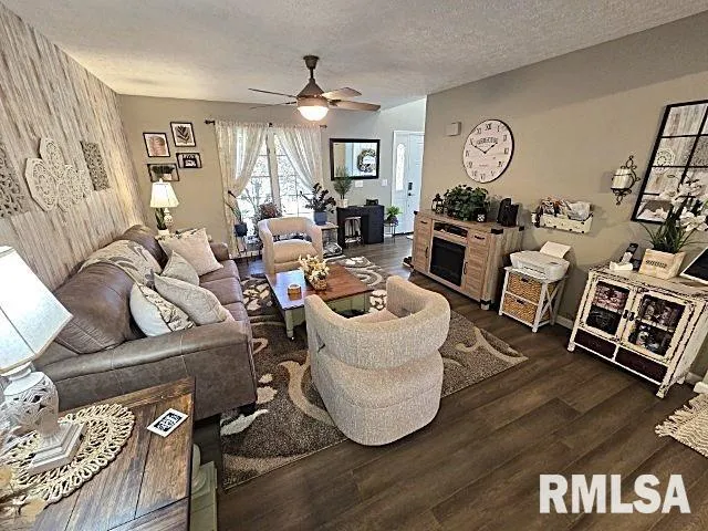 $385,000 | 2004 North Woods Place, Mount Vernon, IL 62864