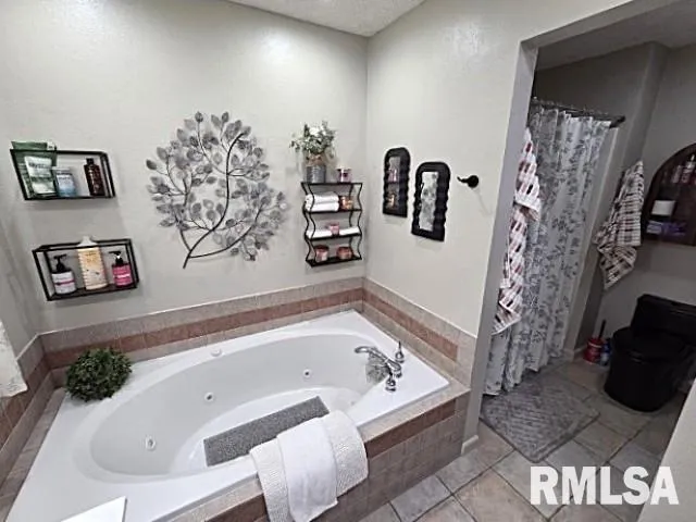 $385,000 | 2004 North Woods Place, Mount Vernon, IL 62864