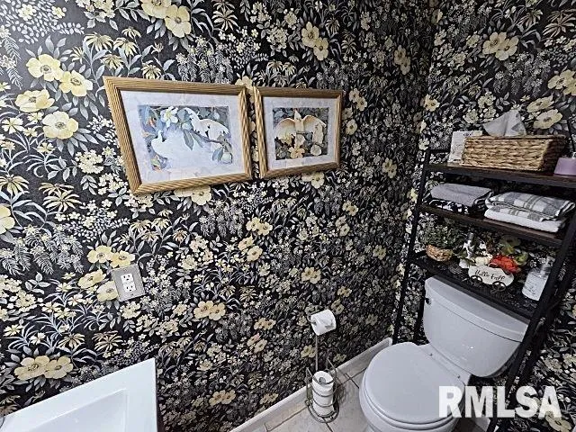 $385,000 | 2004 North Woods Place, Mount Vernon, IL 62864