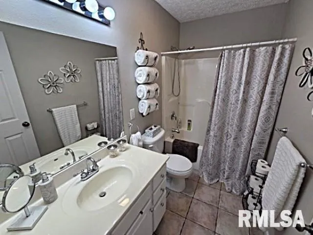 $385,000 | 2004 North Woods Place, Mount Vernon, IL 62864