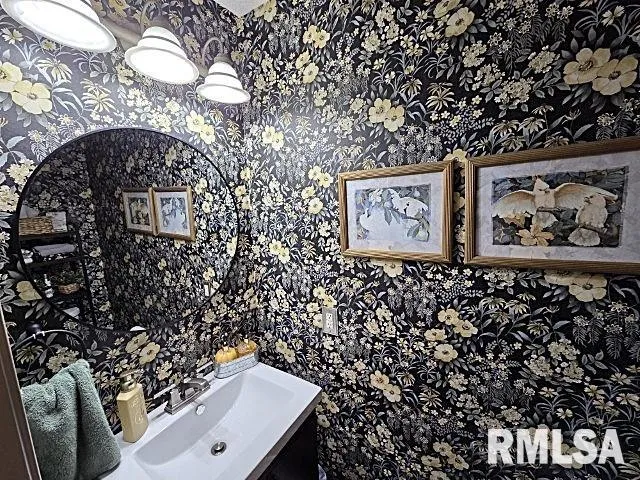 $385,000 | 2004 North Woods Place, Mount Vernon, IL 62864