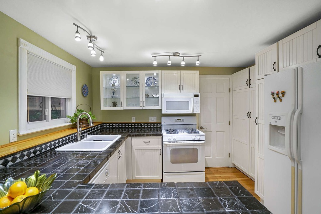 48 Thurston Road, Unit 48 Newton, MA 02464 - Photo 10 of 27 Gallery Image 10