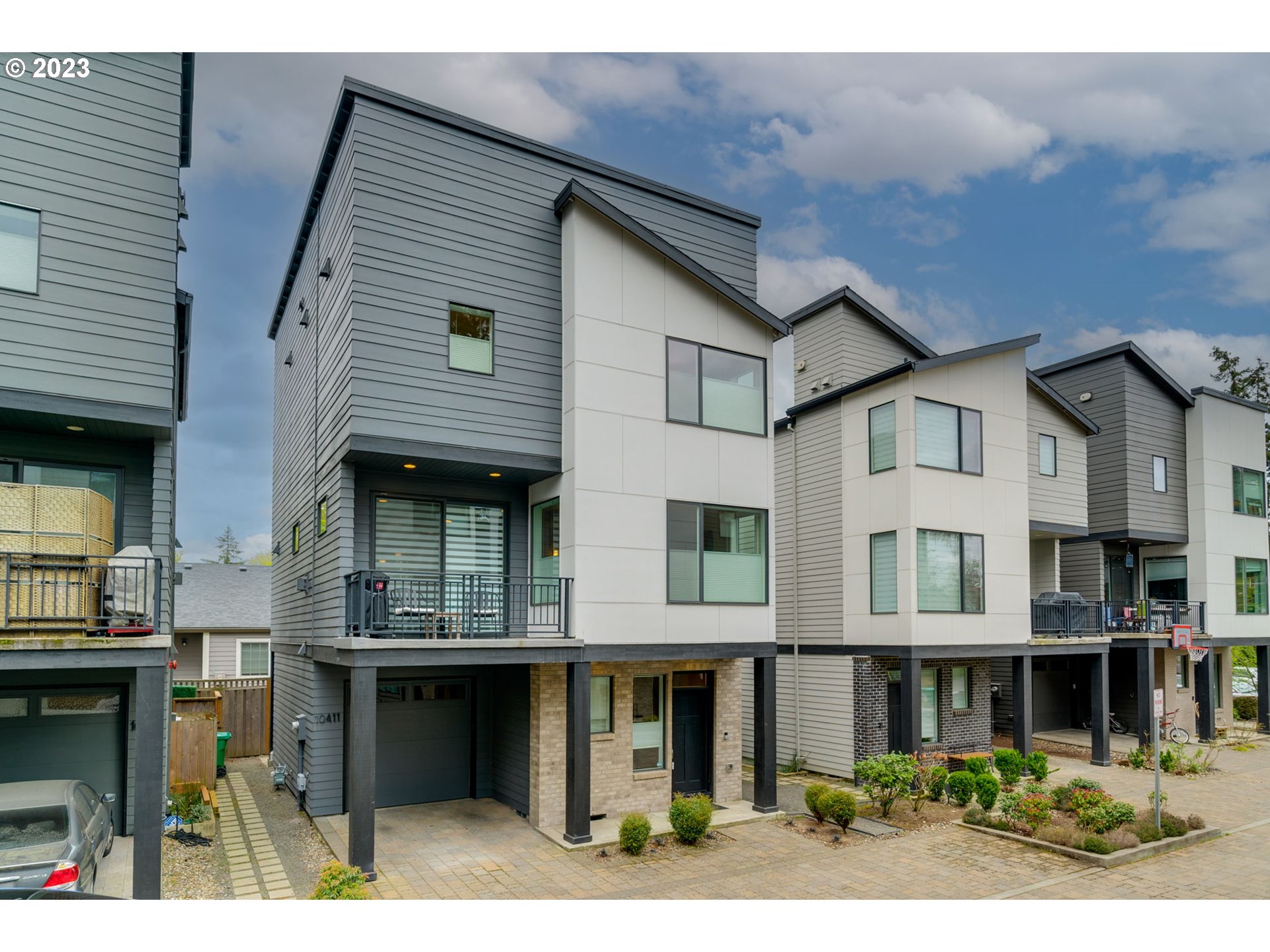 10411 Southwest 46th Place Portland, OR 97219 - Photo 1 of 48 Gallery Image 1