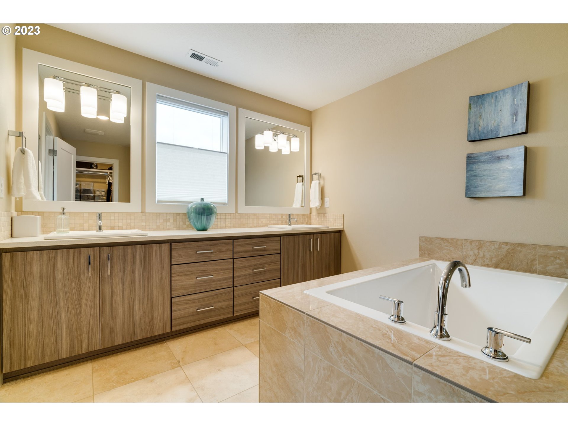 10411 Southwest 46th Place Portland, OR 97219 - Photo 37 of 48 Bathroom